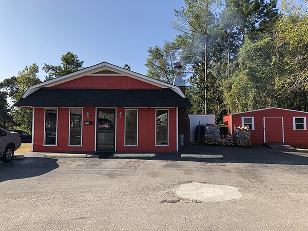 A great crowd joined to celebrate Old Smokey BBQ ribbon cutting with City of Leeds, Leeds Area Chamber of Commerce and business owners, Cody & Cory Price.