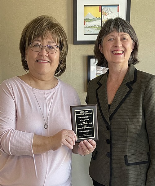 Leeds 2020 Bronze Sponsor M & M Tax Accounting, LLC plaque presented to Martha Woodall by Outgoing Chamber President Dona Bonnett