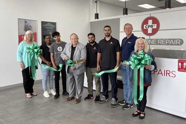 The City of Leeds & the Leeds Area Chamber of Commerce conducted a ribbon cutting to celebrate the opening of CPR Cell Phone Repair. Mayor David Miller cut the ribbon along with a host of City Council Members, Chamber Board Member, Ambassadors and CPR