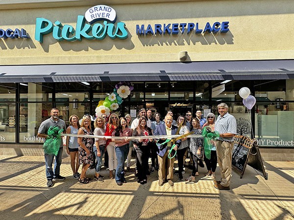 Grand River Pickers ribbon cutting with City of Leeds Leeds Mayor David Miller, Leeds Area Chamber of Commerce board members, vendors,